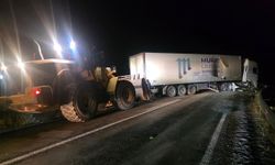 Van Hakkari yolunda kaza yapan tır trafiği durdurdu!