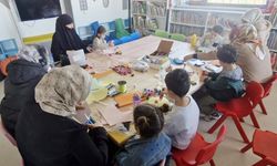 Van’da minik öğrenciler annelerinin sesinden masal dinledi