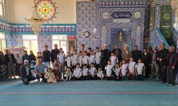 Van’da sabah namazına gelen çocuklara forma hediyesi