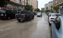 Van’da sağanak yağış hayatı olumsuz etkiledi! Yollar göle döndü