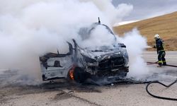 Van’da seyir halindeki kamyonet alevlere teslim oldu
