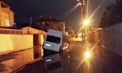 Van’da yol göle döndü, araçlar mahsur kaldı!