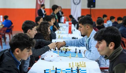 Van’da satranç turnuvasında kazananlar ödüllendirildi