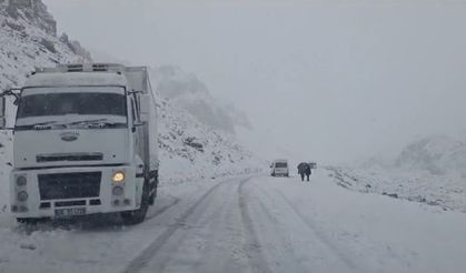 Van'da kar yağışı başladı: Sürücüler zor anlar yaşadı