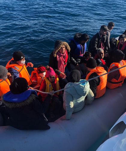 Ayvacık'ta 24 düzensiz göçmen yakalandı