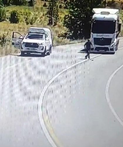 Tunceli’de yoldaki yaralı kuşu kurtarmaya çalışan kişiye kamyon çaptı