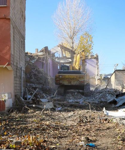Van’daki Hatuniye Caddesi’nde yıkım çalışması sürüyor