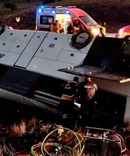 Yolcu otobüsü devrildi: Ölü ve çok sayıda yaralı var!