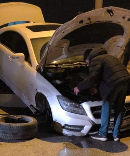 Van’da trafik kazası: Araç çarpışmanın etkisiyle kaldırıma çıktı