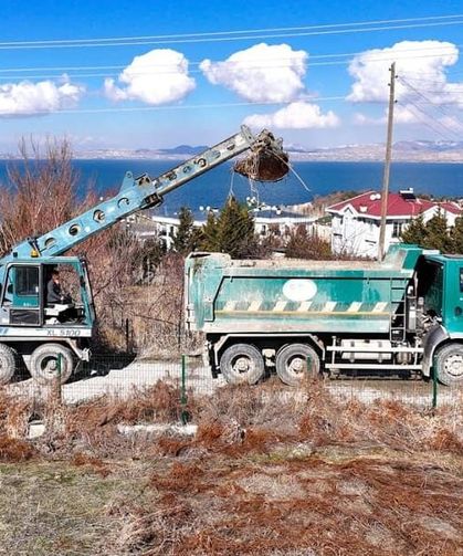 Edremit’te taşkın koruma çalışmaları sürüyor