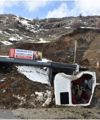 İş yerleri üzerine heyelan düştü