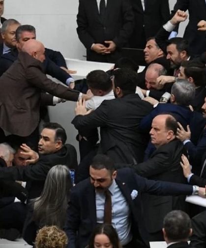 Meclis'te yumruklar havada uçuştu!