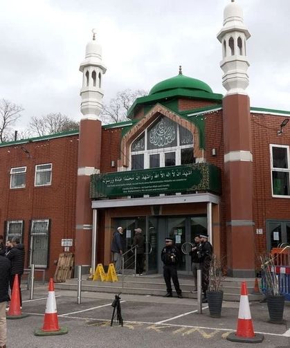 Teravihte namazında camiye baltalı ve bıçaklı saldırı!