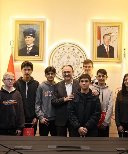 Van Milli Eğitim Müdürü Çandıroğlu’ndan dereceye giren öğrencilere hediye