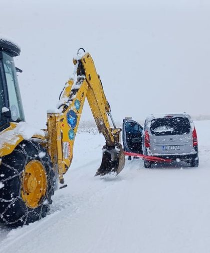Van’da araçlar kar ve tipide mahsur kaldı!