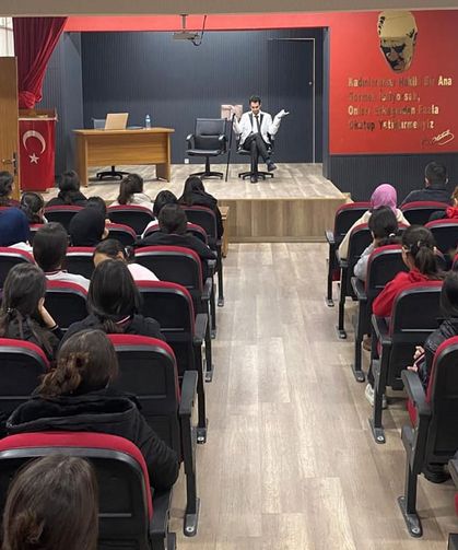 Van’da bağımlılıkla mücadele tiyatro gösterisi sahnelendi