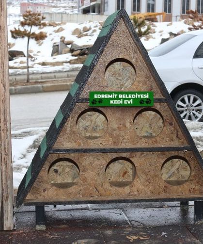Van’da farklı noktalara kedi evleri bırakıldı