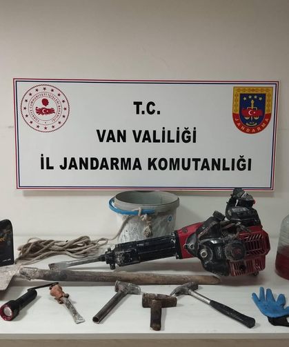 Van’da kaçak kazı yapan defineciler suçüstü yakalandı!