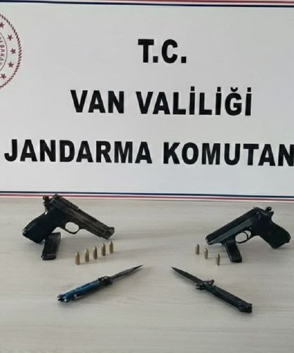Van’da tabanca ve bıçak ile yakalanan şüpheli gözaltına alındı