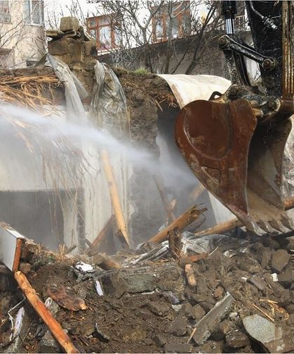 Bağımlıların mekanı haline gelen metruk bina yıkıldı