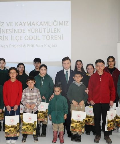 Başkale’de öğrenciler ödüllerini aldı