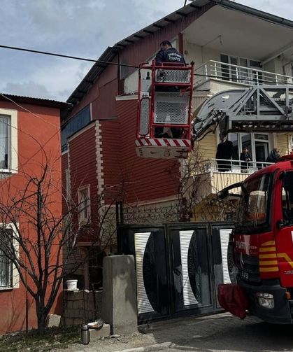 Edremit’te çatıda mahsur kalan yavru kedi kurtarıldı