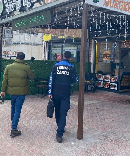 Edremit’te kaldırım işgali yapan esnaflara uyarı!