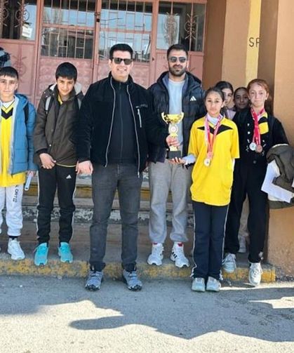 Edremit’te ortaokul öğrencilerinden atletizmde başarı