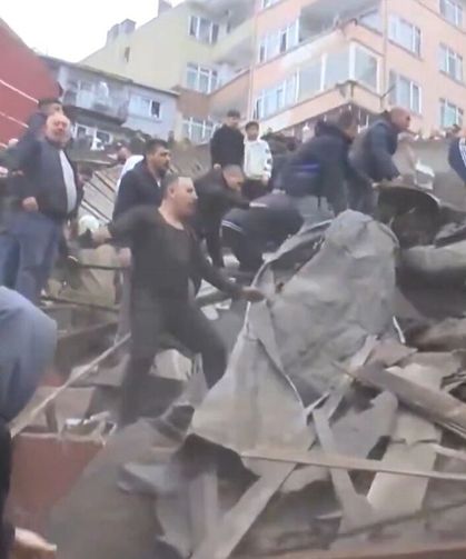 İstanbul Fatih'te 2 bina çöktü: Enkaz altında 2 kişi aranıyor!