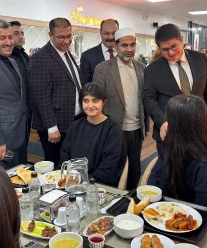 Edremit protokolü öğrencilerle iftarda buluştu