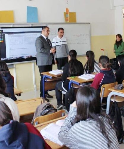 Müdür Nurses, okulları ziyaret etti, öğrencilerle buluştu