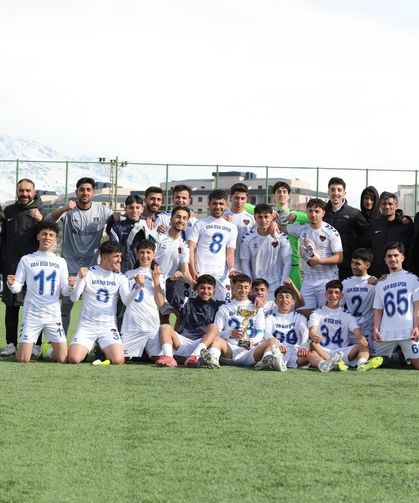 Van Büyükşehir Belediyespor U-18 futbol takımı namağlup şampiyon oldu