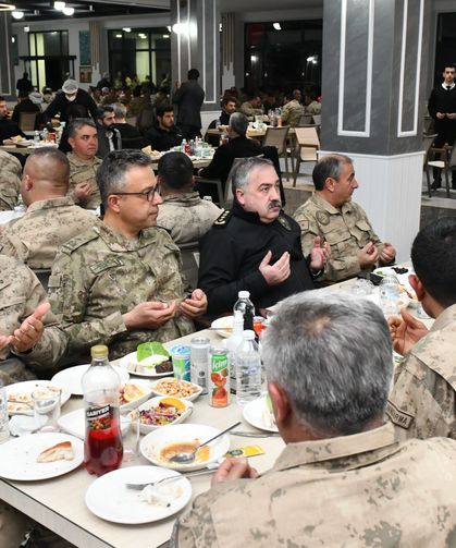 Van Valisi korucularıyla iftarda bir araya geldi