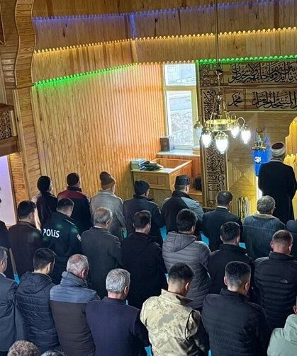 Van’da bayram coşkusu: Camiler bayram namazında dolup taştı