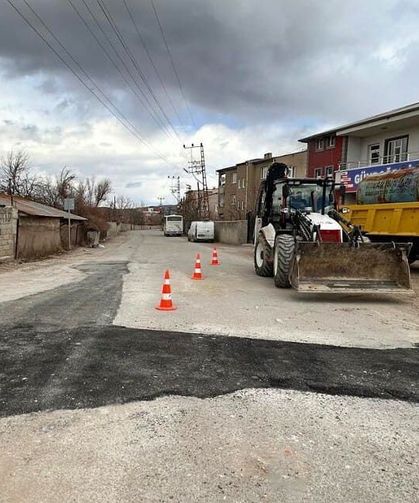 Van’da bozuk yollarda bakım çalışması