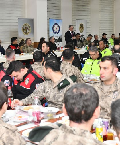 Van'da emniyet personeli iftar sofrasında bir araya geldi