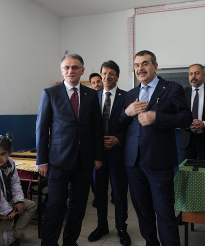 Bakan Yusuf Tekin Tuşba İnci Kefali İlkokulu’nu ziyaret etti