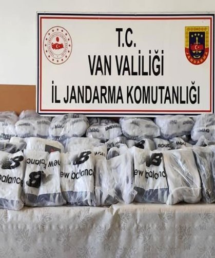 Başkale’de 400 bin TL’lik kaçak eşya ele geçirildi
