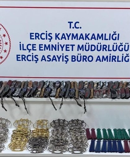 Van'da iki ayrı iş yerine şok baskın! Çok sayıda bıçak ve muşta ele geçirildi