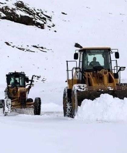 Van'da Nisan'da karla mücadele sürüyor! 50 yol kapalı