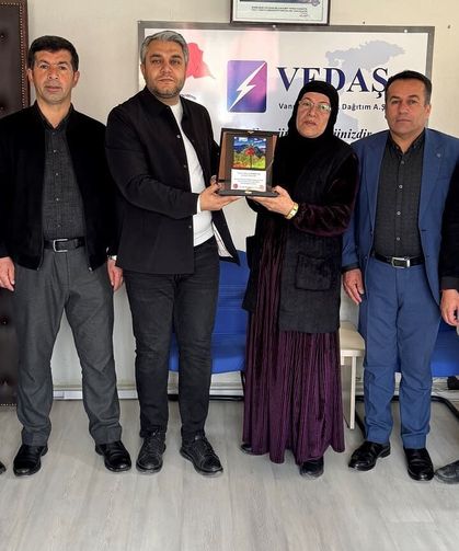 Muhtarlardan VEDAŞ ekiplerine plaket