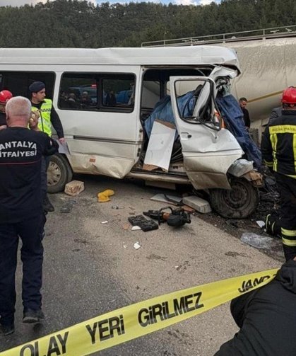 Tarım işçilerini taşıyan minibüs tıra çarptı: 7 ölü, 3 yaralı
