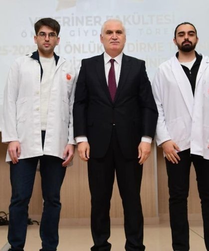 Van’da öğrenciler beyaz önlüklerini giydi