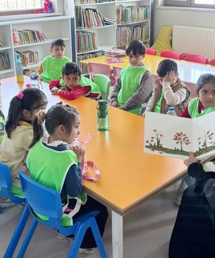Anneler okudu, minik öğrenciler dinledi
