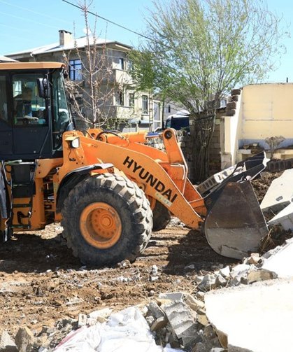 İpekyolu ilçesinde metruk yapı yıkıldı