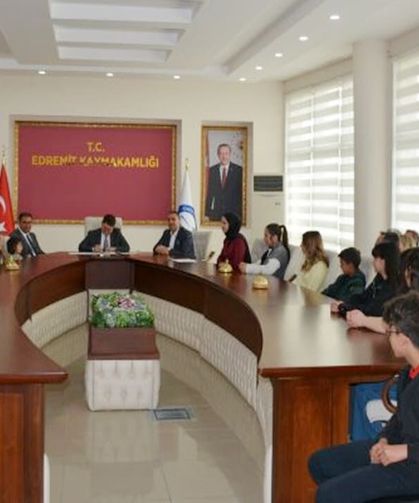 Kaymakam Özdemir, dereceye giren öğrencileri ödüllendirdi
