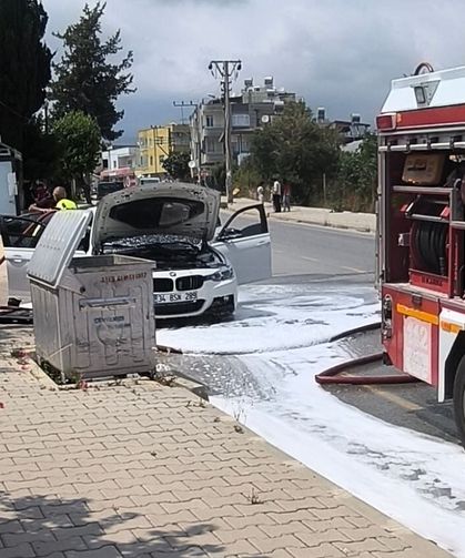 Seyir halindeki lüks otomobil alevlere teslim oldu