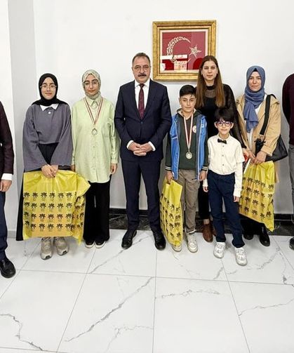 Tuşba’da dereceye giren öğrenciler madalyayla ödüllendirildi
