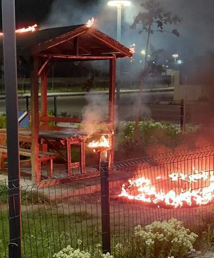 Tuşba’da parkı ateşe verdiler