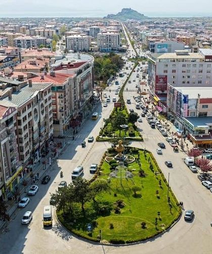 Van sokakları mevsimlik çiçeklerle renkleniyor